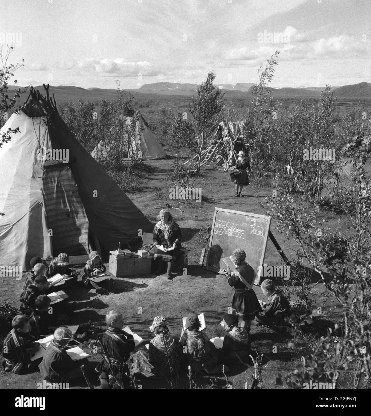 L'ultima scuola svedese tenuta in un tradizionale rifugio sami, il kata, si trovava a Keinovuopio, nel mezzo della natura selvaggia, a circa 150 km da Karesuando. Foto Stock