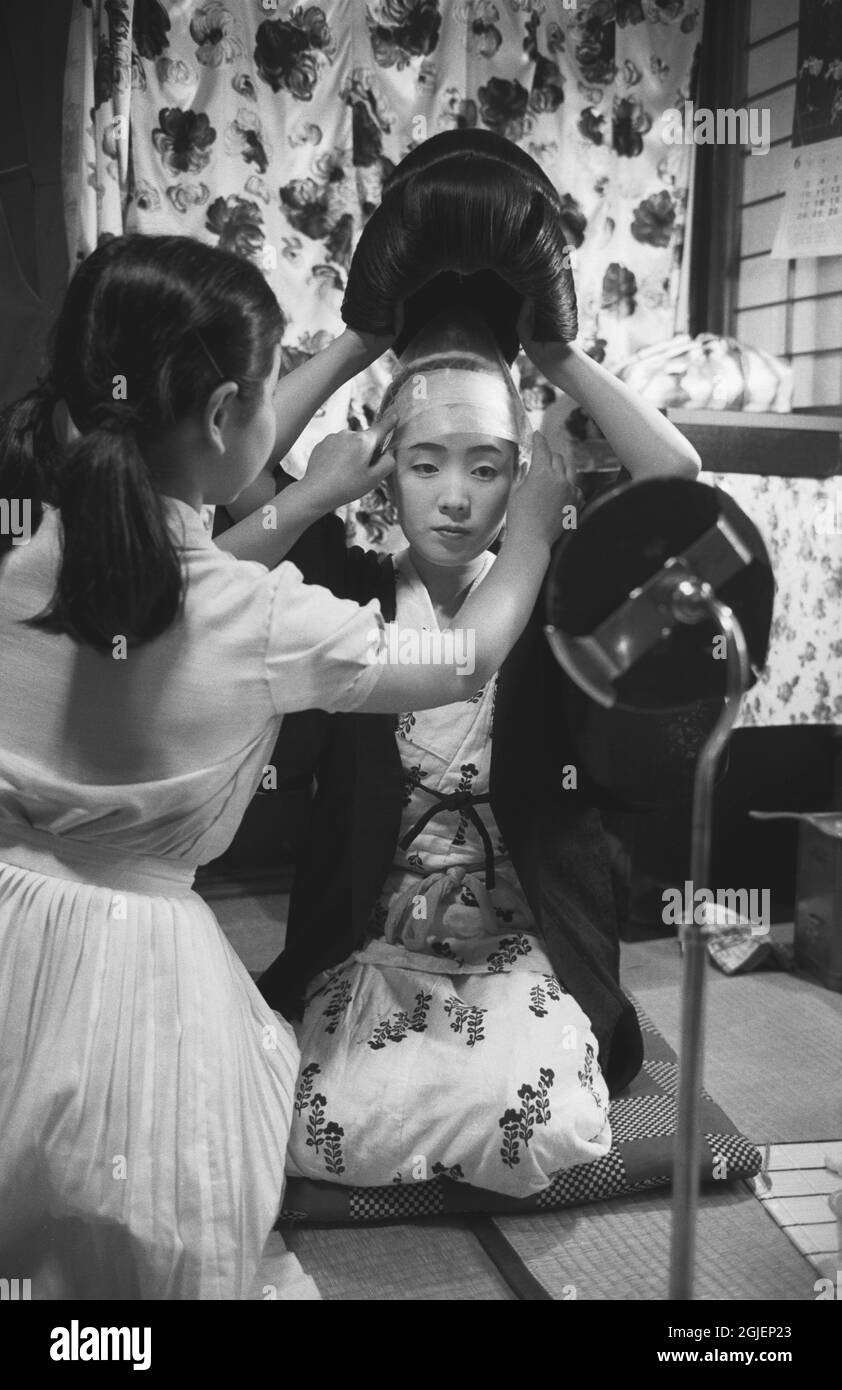 Chiyoha, 21 è stato un Geisha per tre anni. Ogni pomeriggio, si siede sul  pavimento di fronte al suo specchio per il trucco per il processo di un'ora  di trasformazione da ragazza