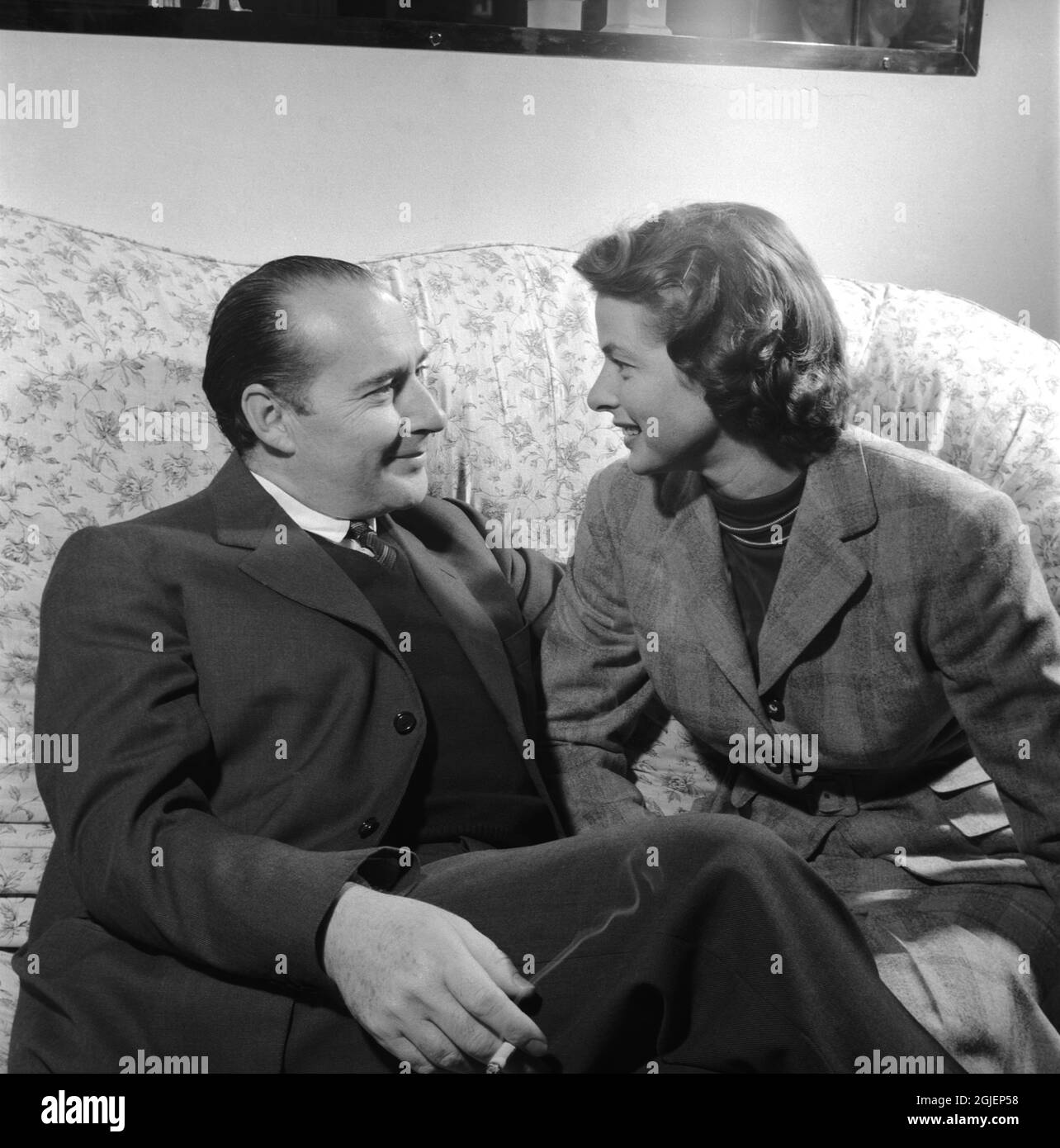 L'attrice Ingrid Bergman insieme al suo marito regista Roberto Rossellini nella loro casa a Roma. Foto Stock