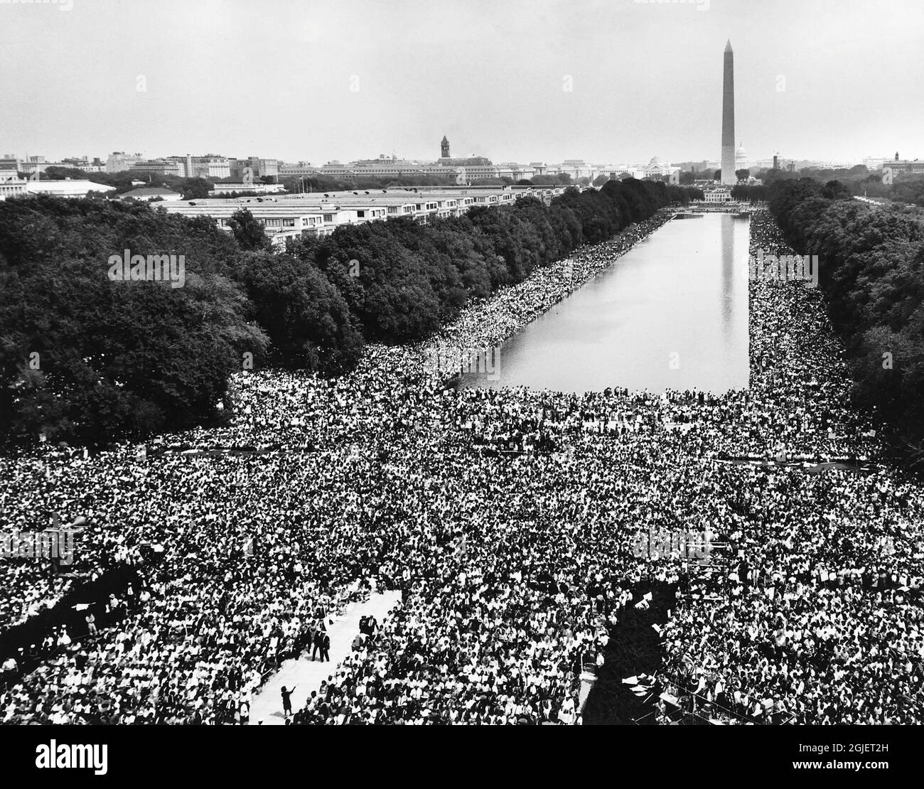 Marzo dei diritti civili su Washington, D.C nell'agosto 1963. Vista dei marchers lungo il centro commerciale, che mostra la piscina riflettente e il Washington Monument. Foto Stock