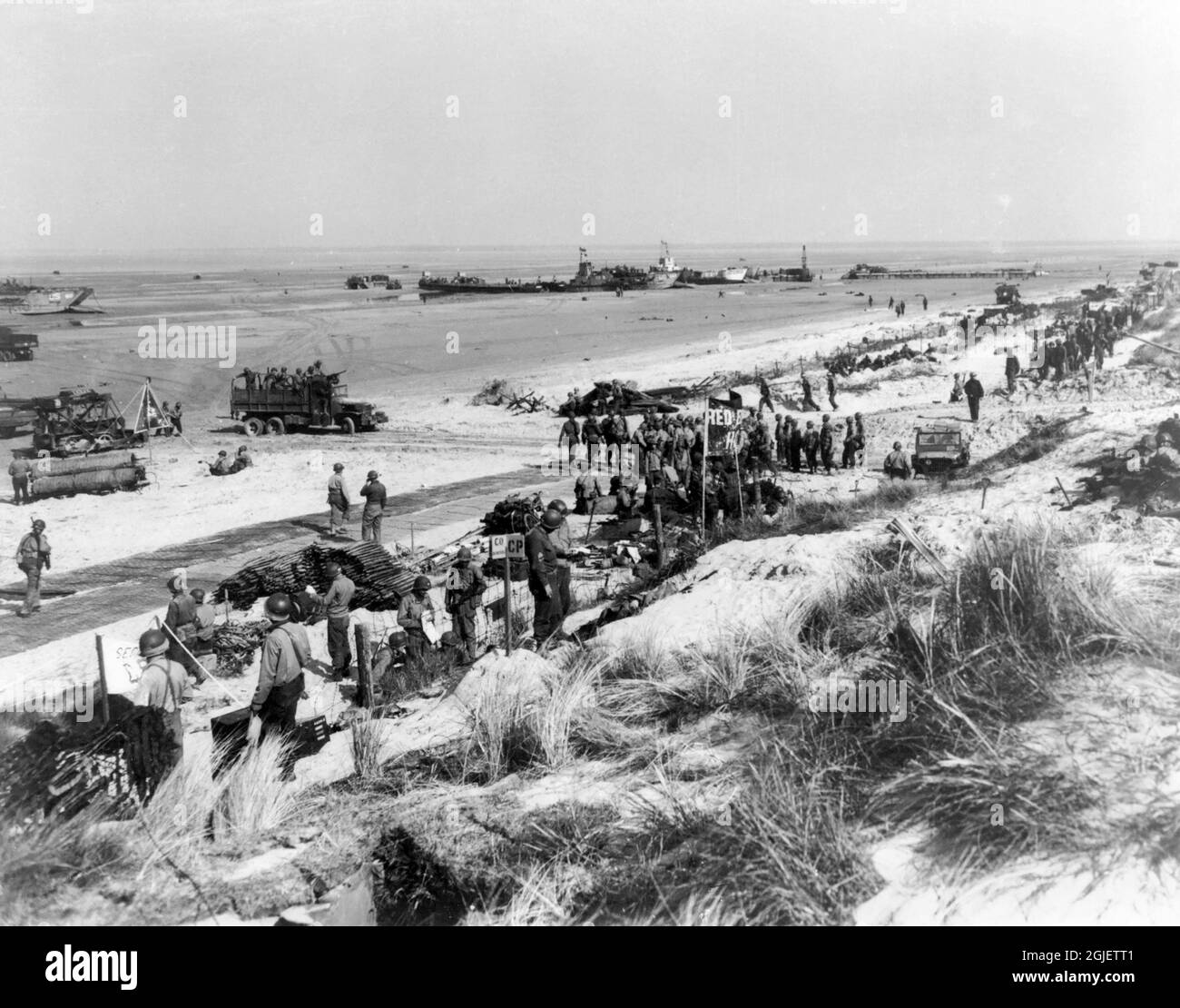 Truppe statunitensi che istituiscono posti di comando a Utah Beach durante lo sbarco in Normandia nel giugno 1944 Foto Stock