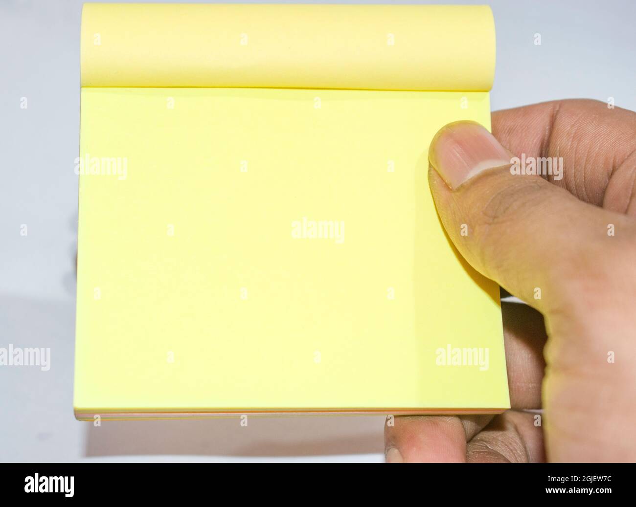 Piccolo libro di note di colore giallo per scrivere qualcosa su sfondo bianco. Foto Stock
