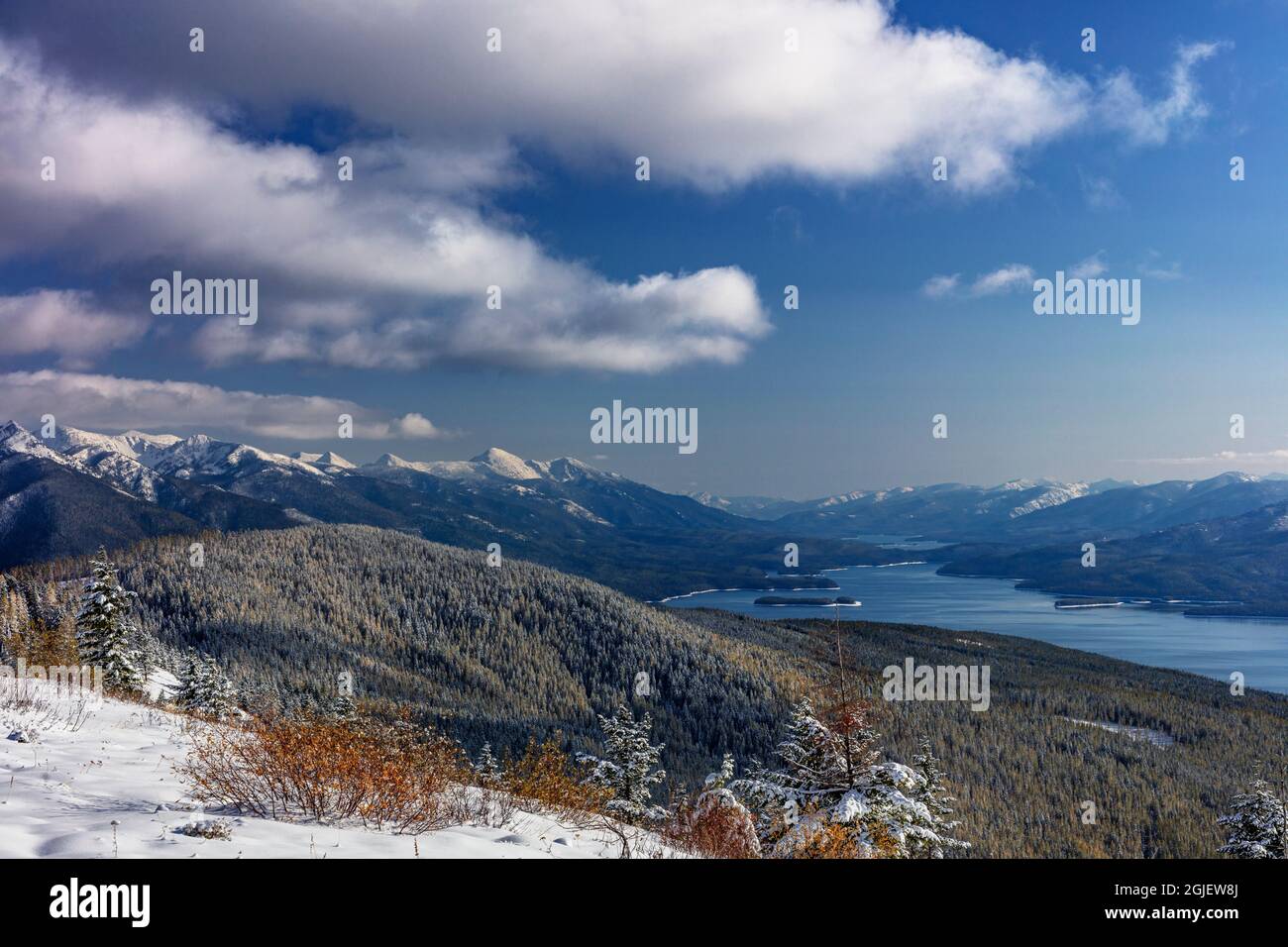 Vista dalla cima della montagna dei vigili del fuoco dell'Hungry Horse Reservoir nella Flathead National Forest, Montana, USA Foto Stock