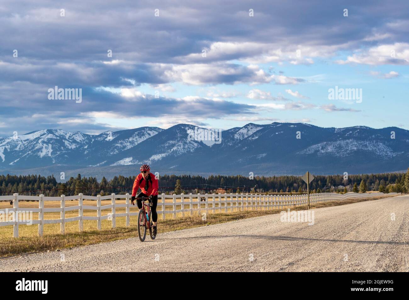 Pedalando sulle strade di ghiaia della valle di Flathead, Stati Uniti del Montana. (SIG.) Foto Stock