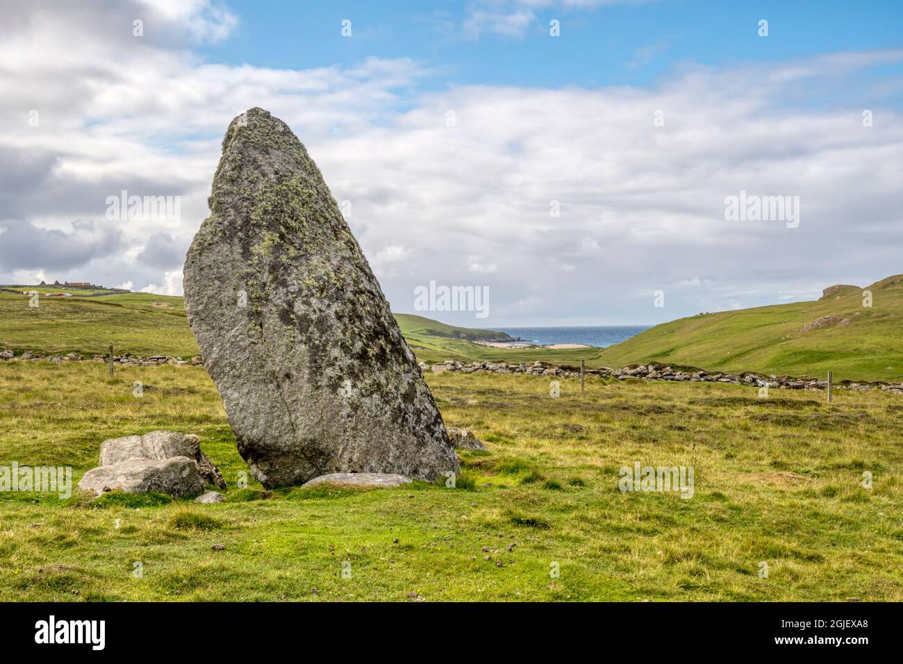 Grande pietra in piedi a Bordastuble su Unst, Shetland. Foto Stock