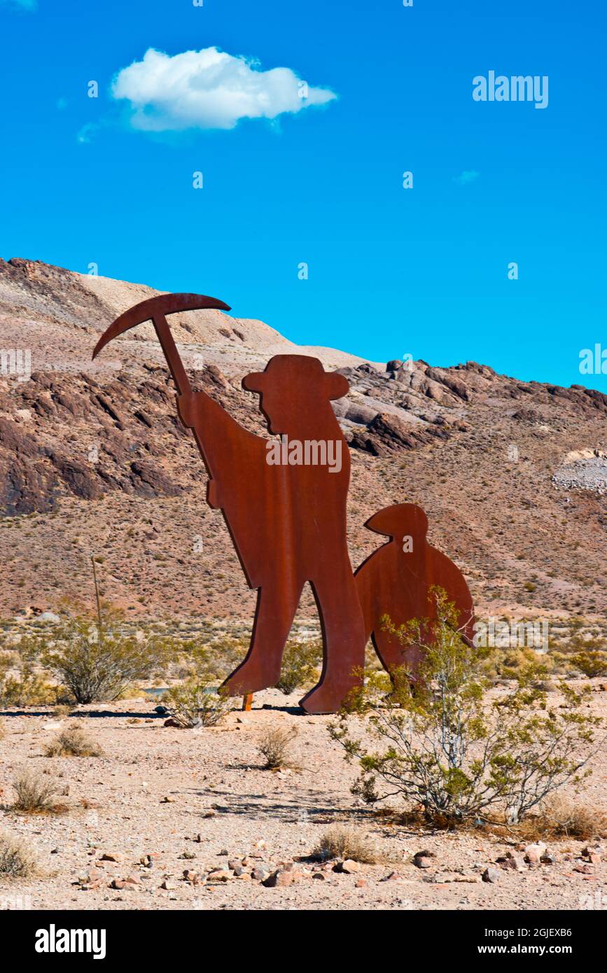 USA, Nevada, Rhyolite, Prospettore con Pickaxe, scultura in metallo arrugginito Foto Stock