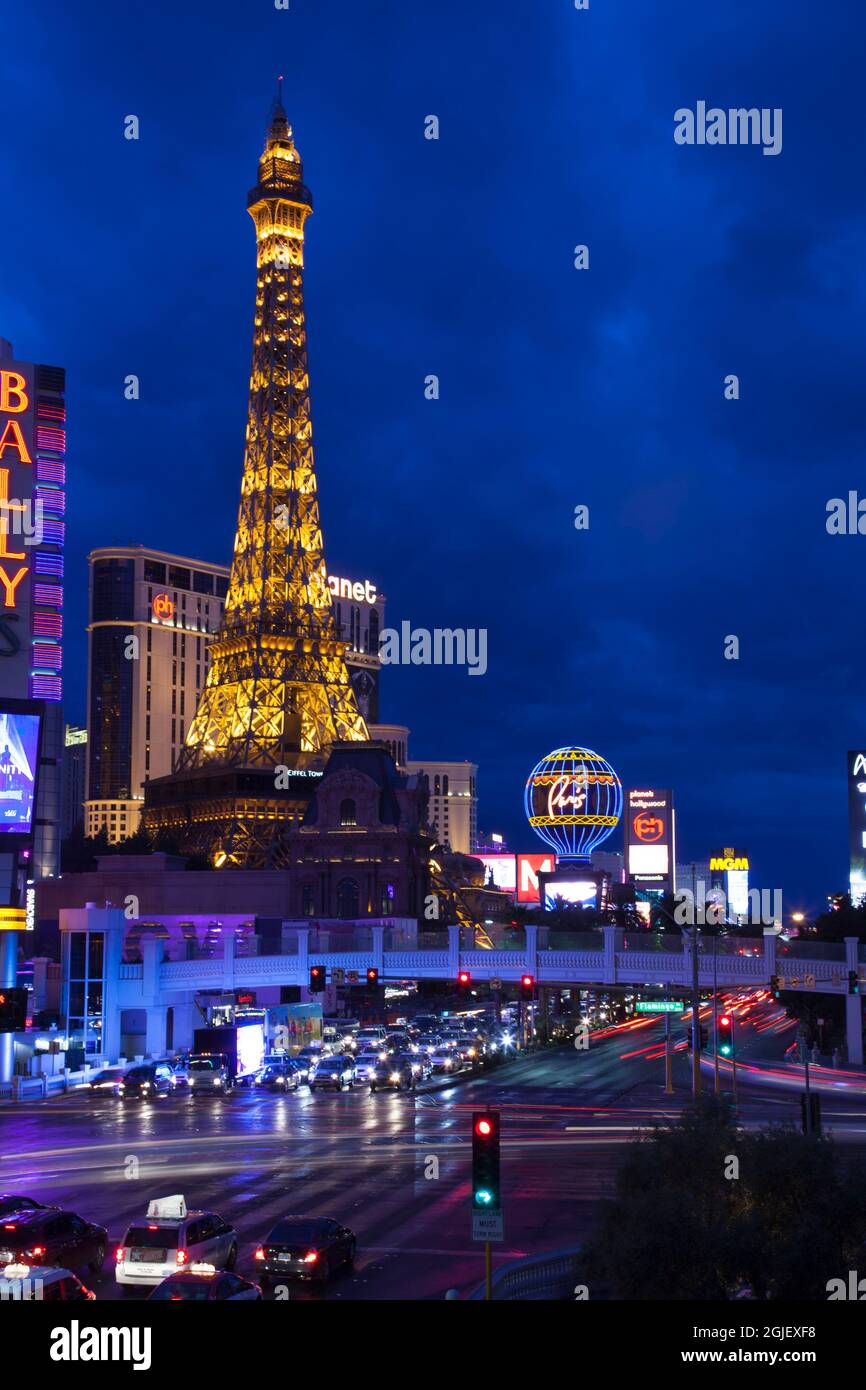 La Strip con Parigi alla Strip principale di Las Vegas si illumina di notte. Foto Stock