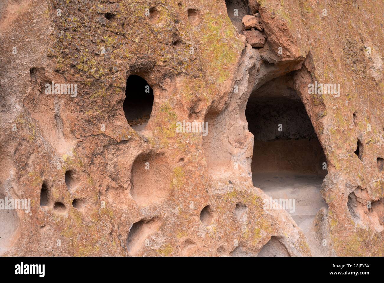 USA, New Mexico. Bandelier National Monument, ingresso ad una dimora scavata in morbida roccia vulcanica chiamata tufo nel Frijoles Canyon. Foto Stock