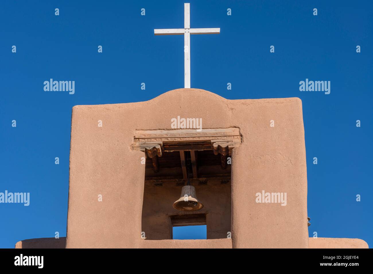 USA, New Mexico. Santa Fe, missione di San Miguel, questa missione coloniale spagnola costruita intorno al 1620 è la chiesa più antica conosciuta negli Stati Uniti continentali. Foto Stock