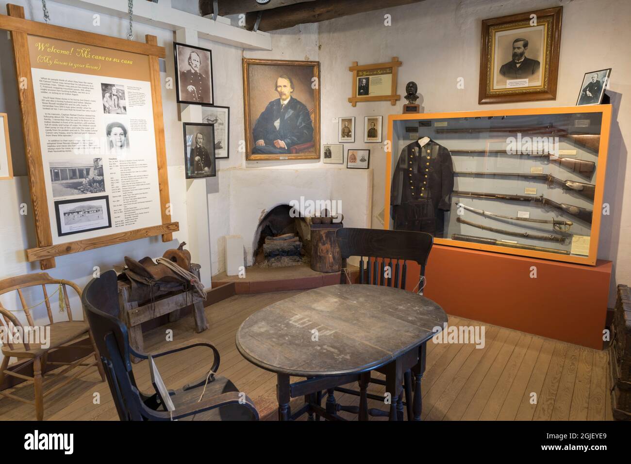 USA, New Mexico, Taos. Interno della storica casa di Kit Carson. Foto Stock