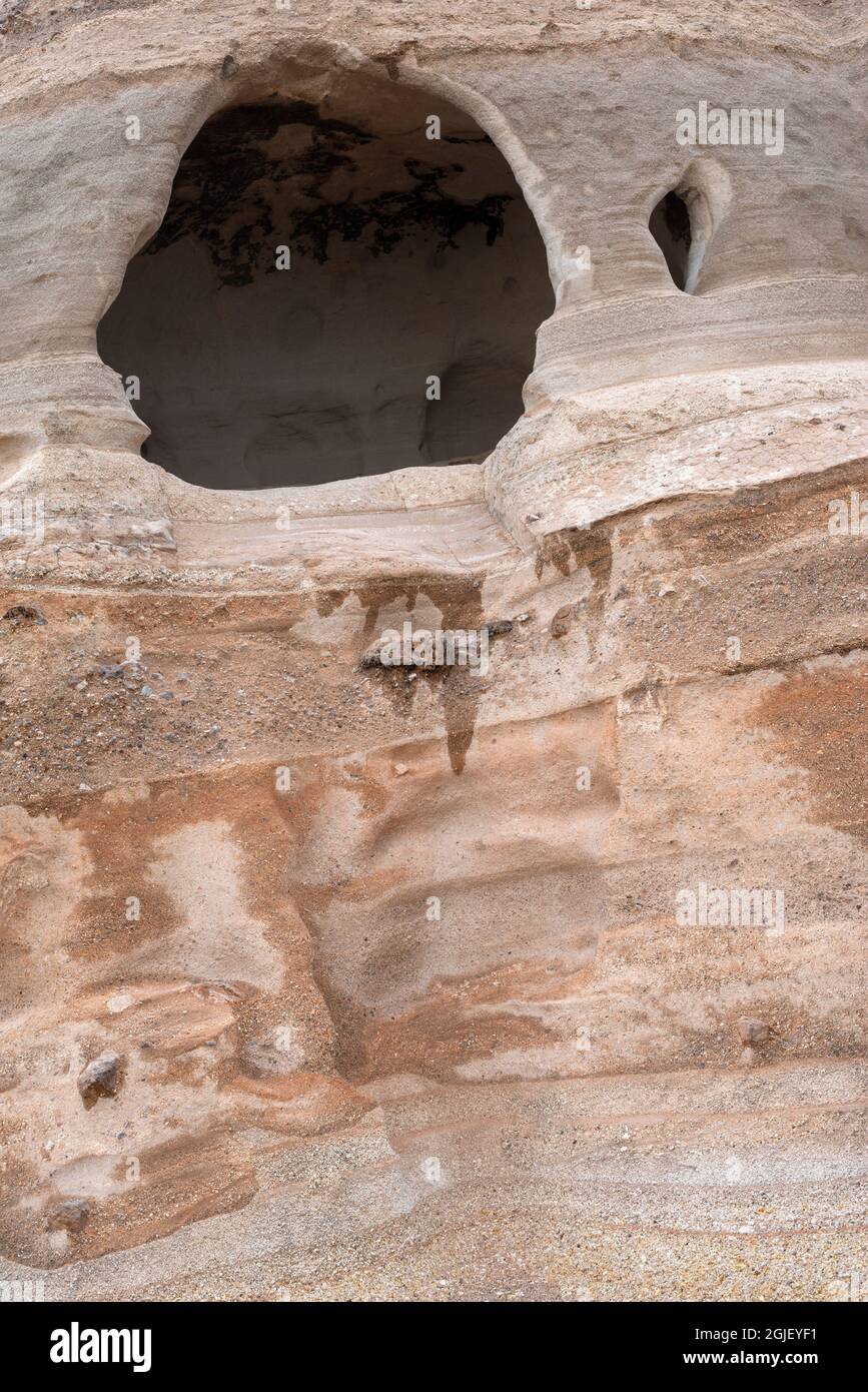 USA, New Mexico. Kasha-Katuwe Tent Rocks National Monument, apertura naturale nella scogliera di morbido tufo vulcanico. Foto Stock