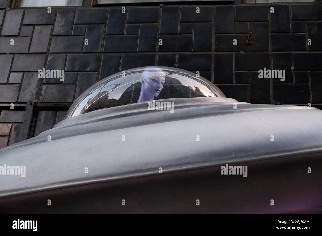 UFO con testa di manichino in un negozio espositore. Foto Stock