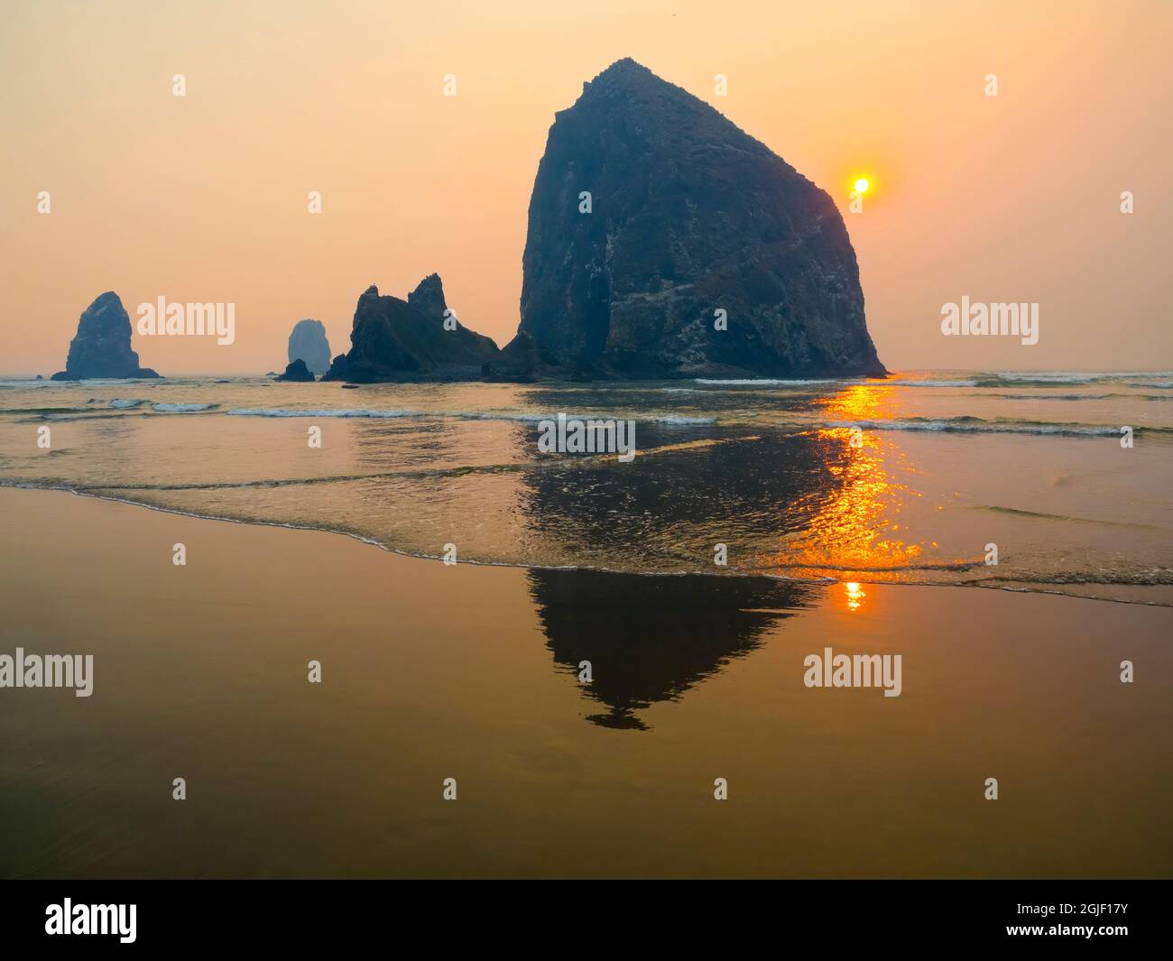 Oregon, Cannon Beach. Haystack Rock Foto Stock