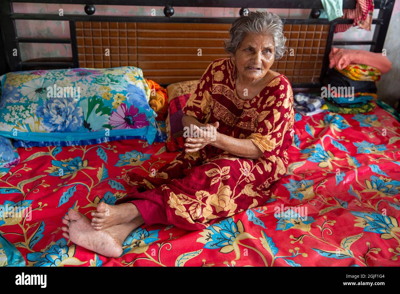 Abitante anziano presso il Centro di Riabilitazione Old an di Dhaka, Bangladesh. Foto Stock