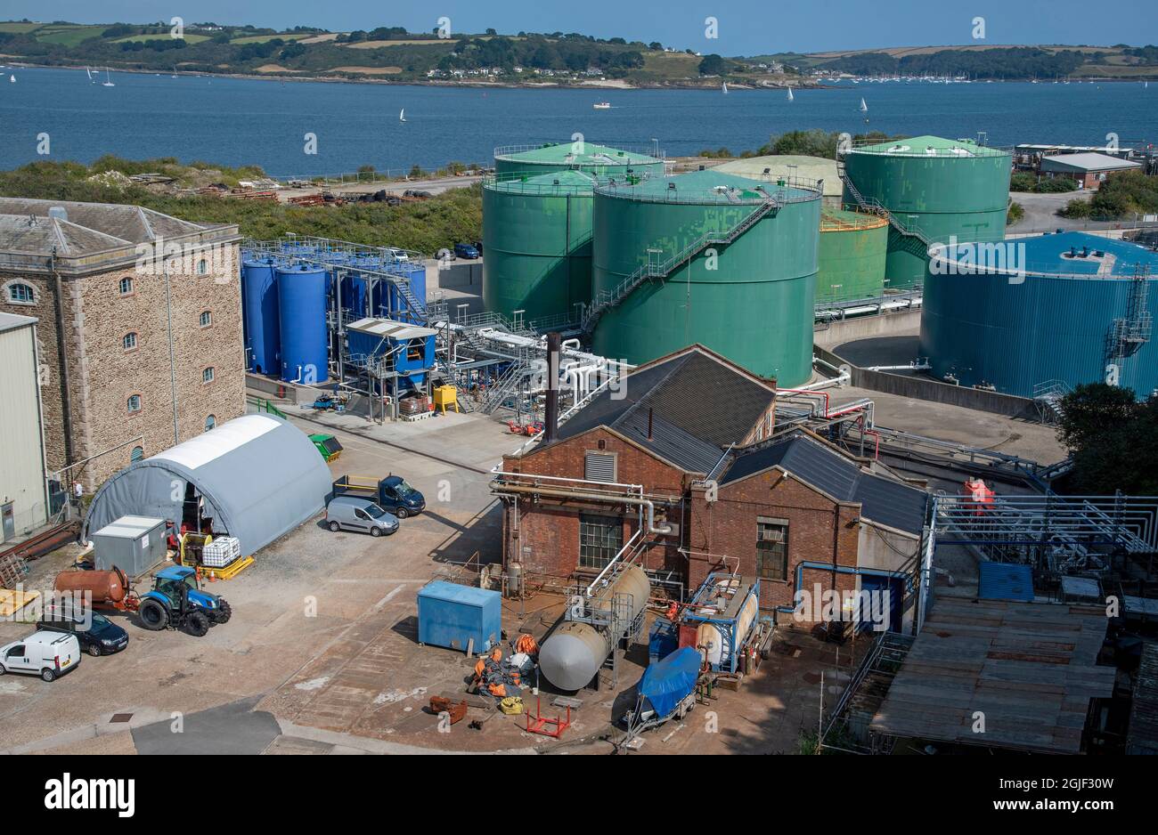 Falmouth, Inghilterra, Regno Unito. 2021. Serbatoi di olio combustibile per la spedizione con gli approcci occidentali della Cornovaglia sud-occidentale Foto Stock