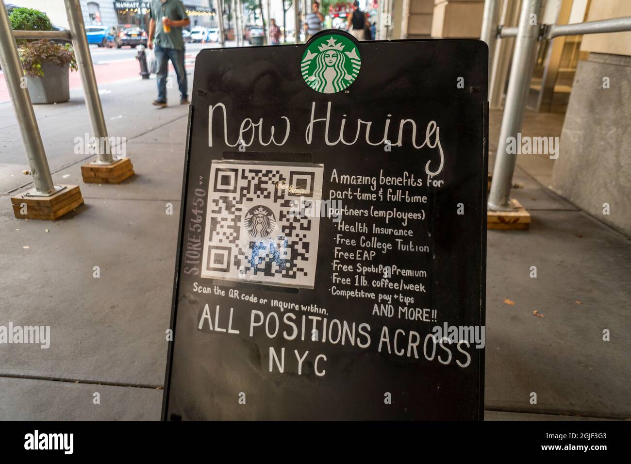 Un cartello all'esterno di un caffè Starbucks annuncia che il caffè Maven sta assumendo, mercoledì 8 settembre 2021. (© Richard B. Levine) Foto Stock