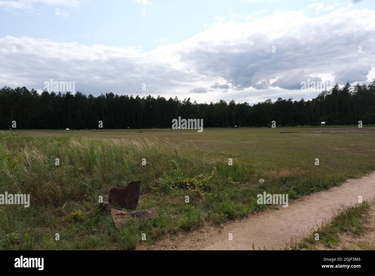 Treblinka, Polonia - 22 luglio 2021: Campo di lavoro Treblinka. Sito commemorativo. Giorno nuvoloso estivo Foto Stock