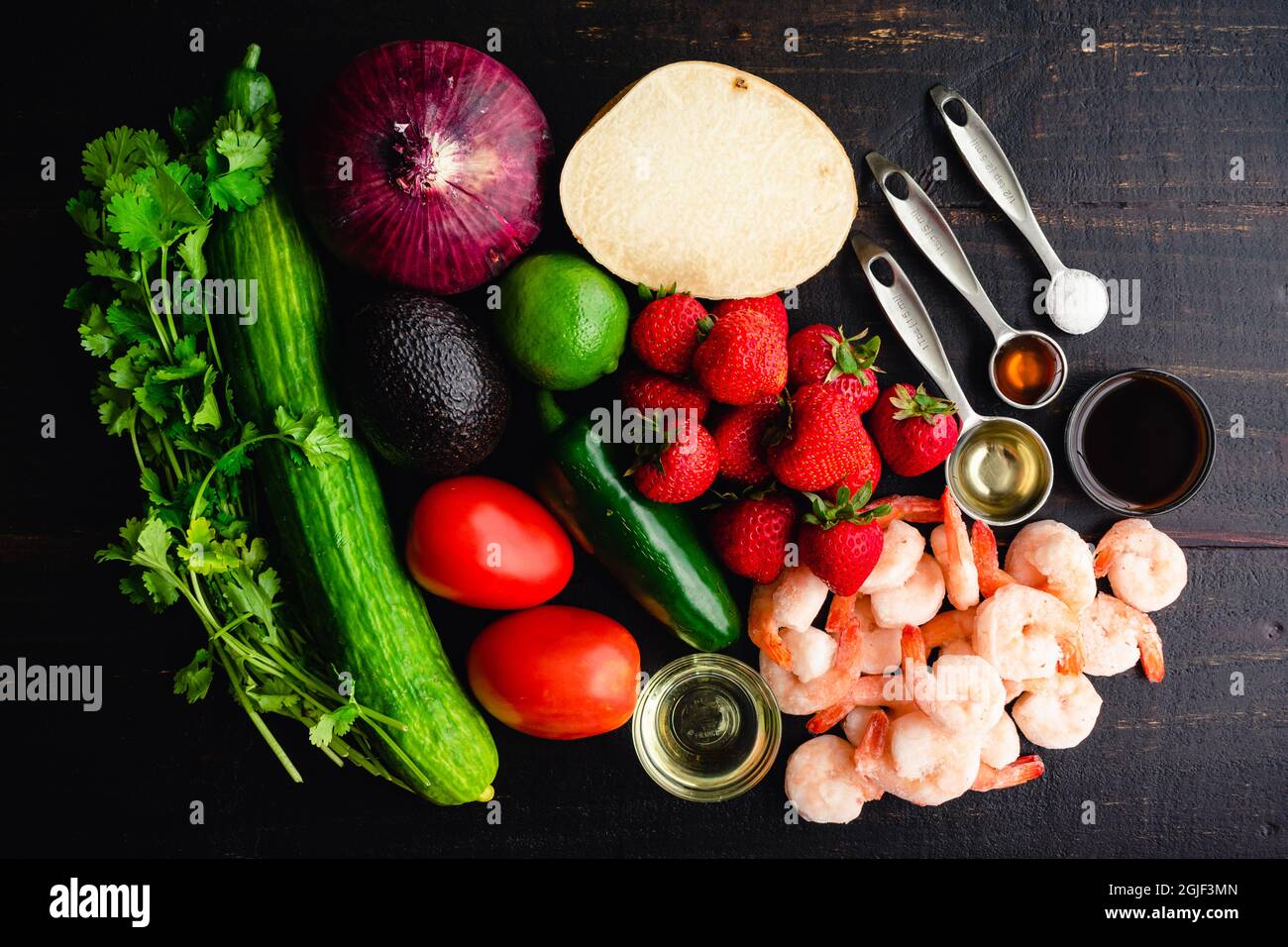 Gamberi di fragola Ceviche cocktail ingredienti su un tavolo di legno: Frutta fresca e verdure con altri ingredienti cocktail di gamberi su un bac di legno scuro Foto Stock