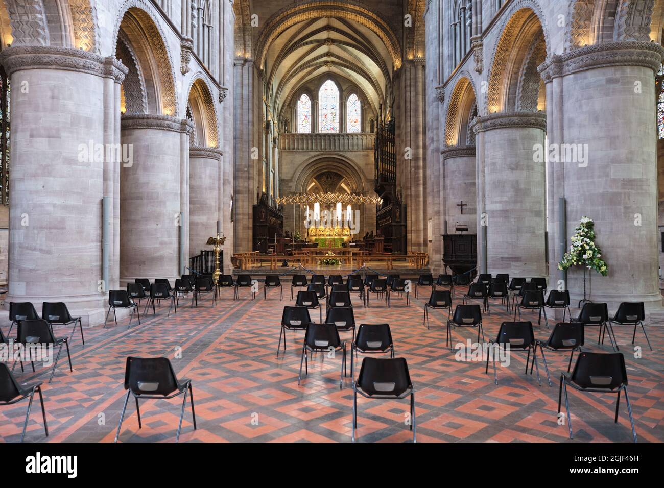 Interno della Cattedrale di Hereford con la distanza sociale in atto a causa di Covid-19 Foto Stock