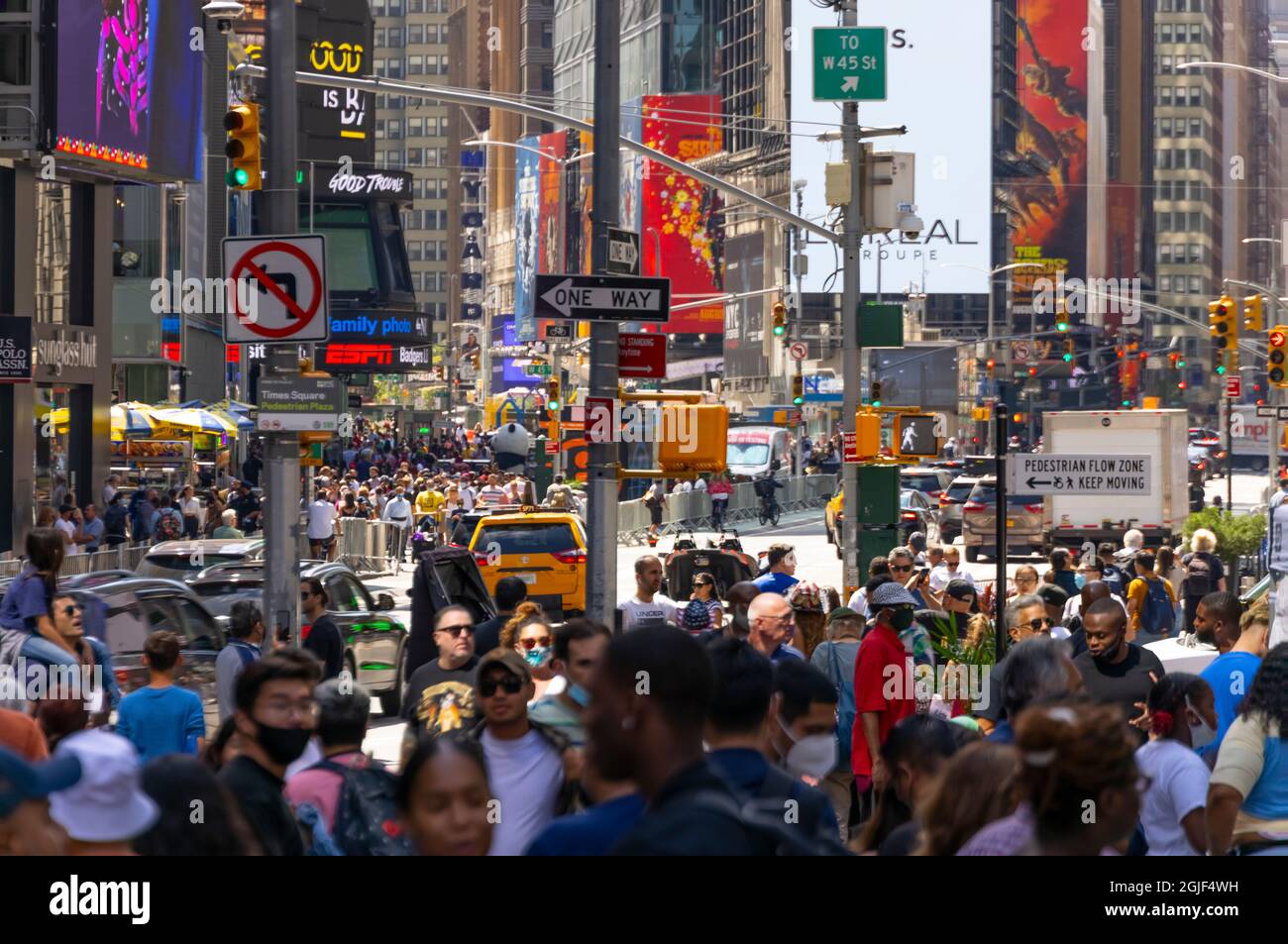Una folla di persone visita a Times Square tra Pandemic di COVID-19 NYC Foto Stock
