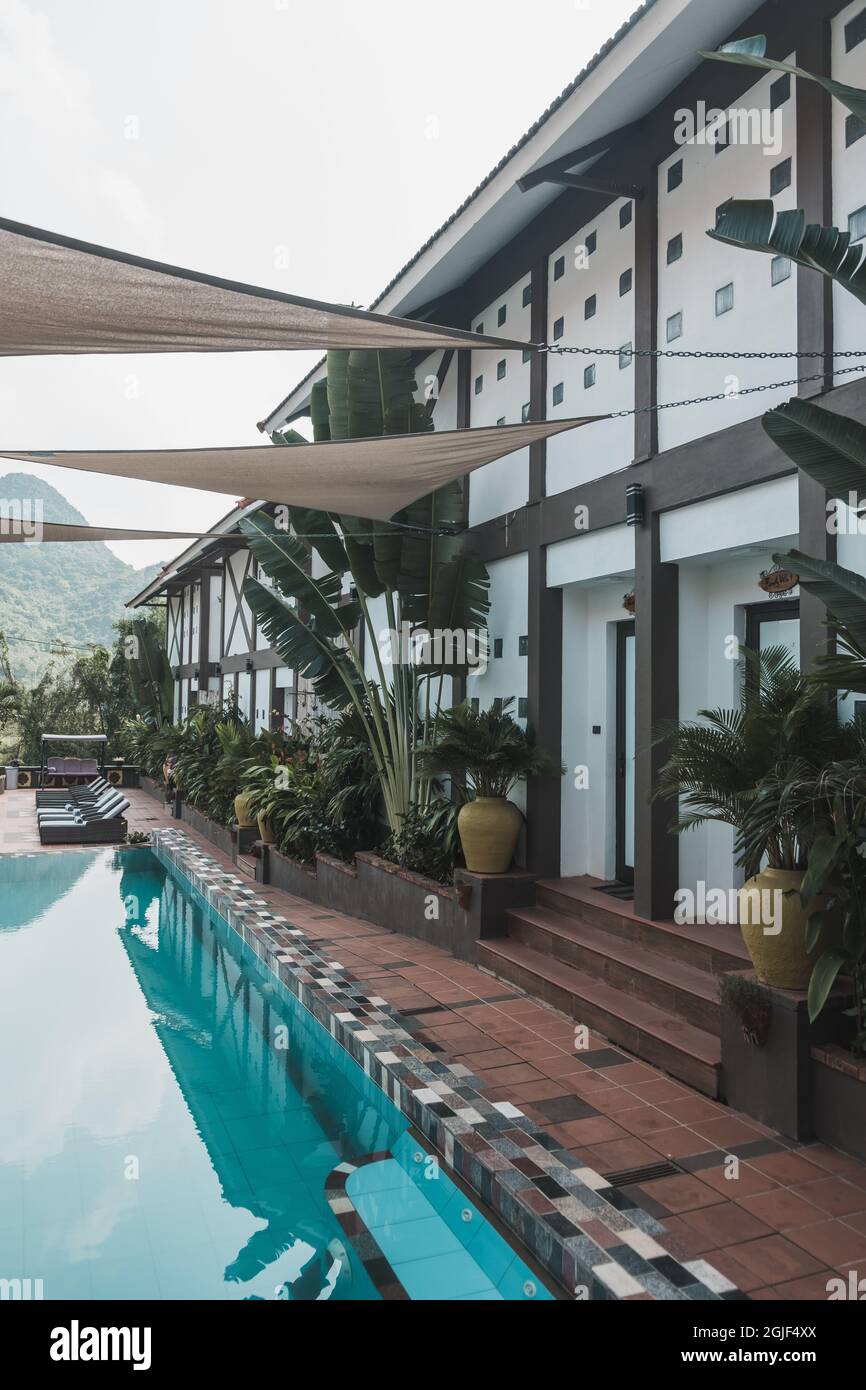hotel boutique con piscina in Vietnam con vista sulle montagne. Acqua cristallina blu. Foto di alta qualità Foto Stock