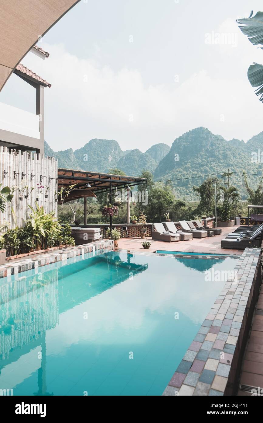 hotel boutique con piscina in Vietnam con vista sulle montagne. Acqua cristallina blu. Foto di alta qualità Foto Stock