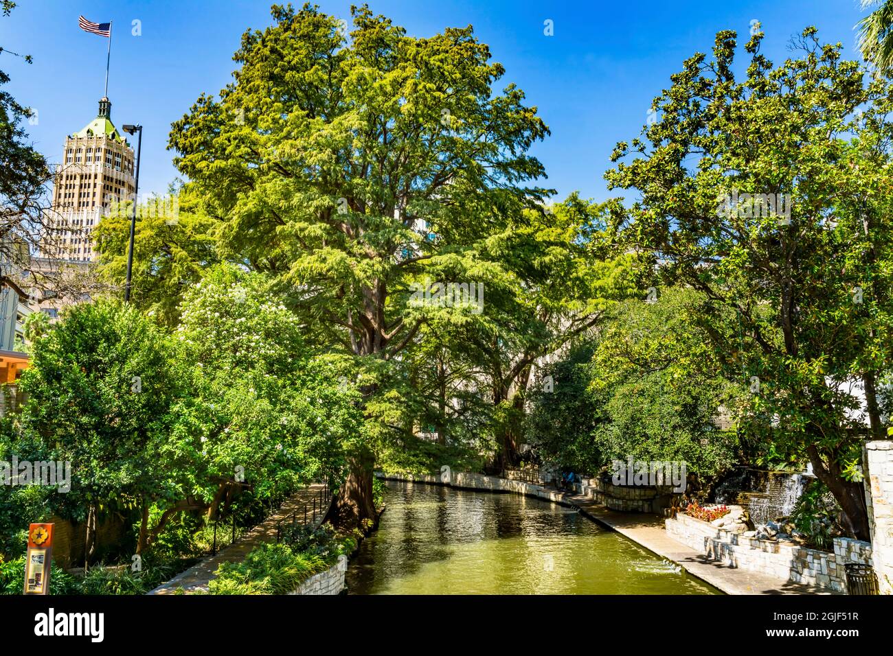 Old Tall Tower Life Building Bridge ristoranti marciapiedi turisti Reflection River Walk, San Antonio, Texas. 15 Mile River Walk creato negli anni '60 Foto Stock