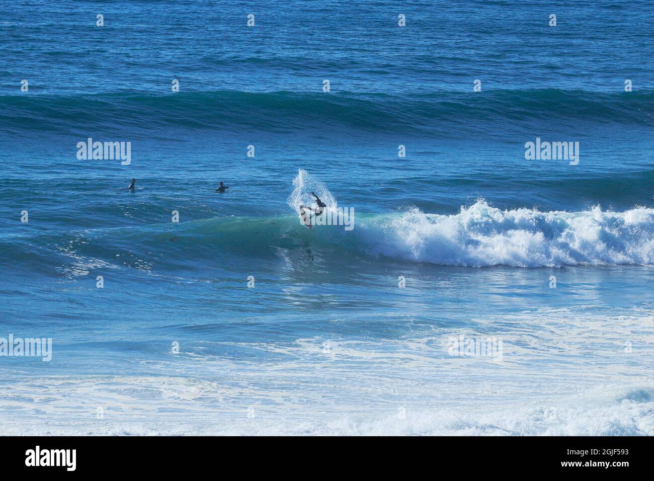 Surfer su un'onda perfetta Foto Stock