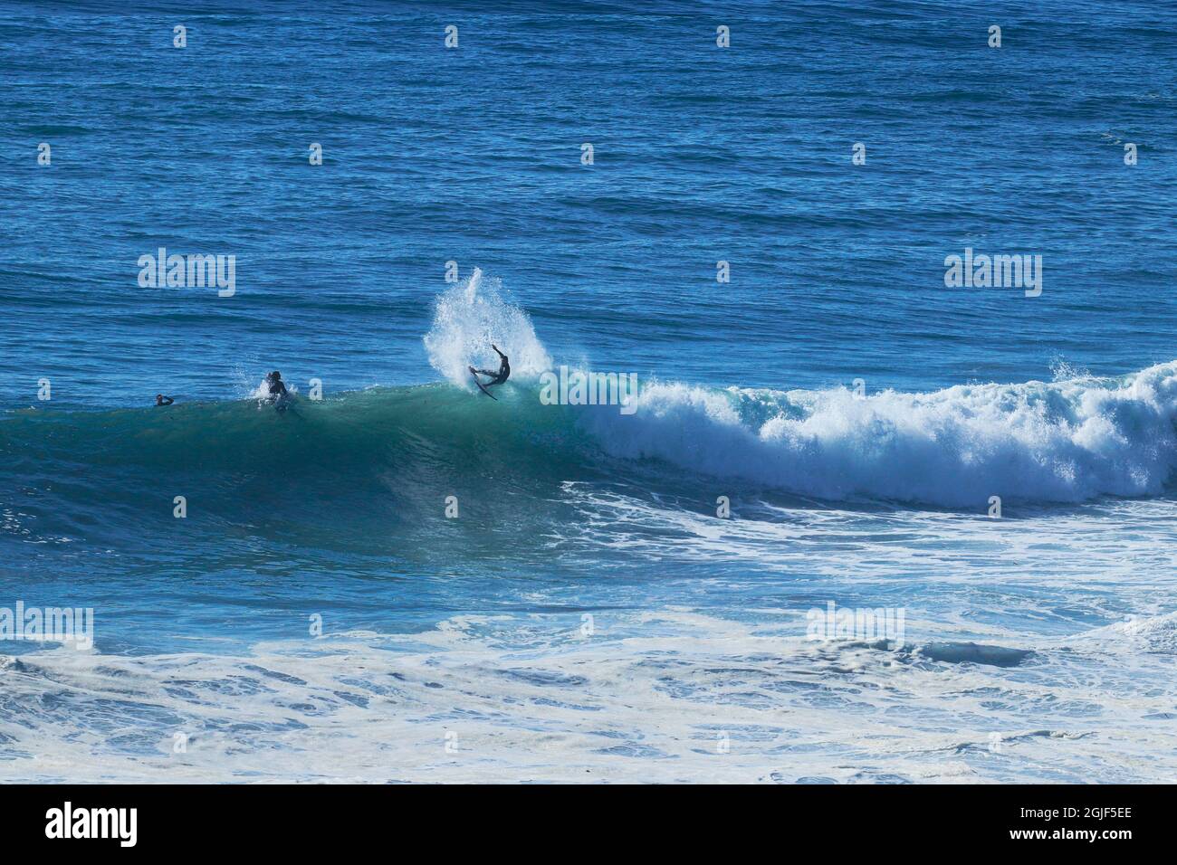 Surfer su un'onda perfetta Foto Stock