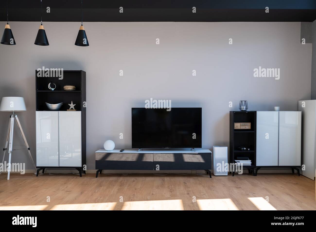 Mobili TV interni in soggiorno con pavimento in legno Foto Stock