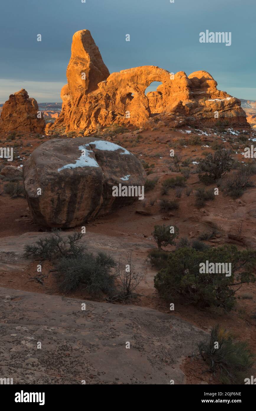 USA, Utah. Arco della torretta con una spolverata di neve, Arches National Park. Foto Stock