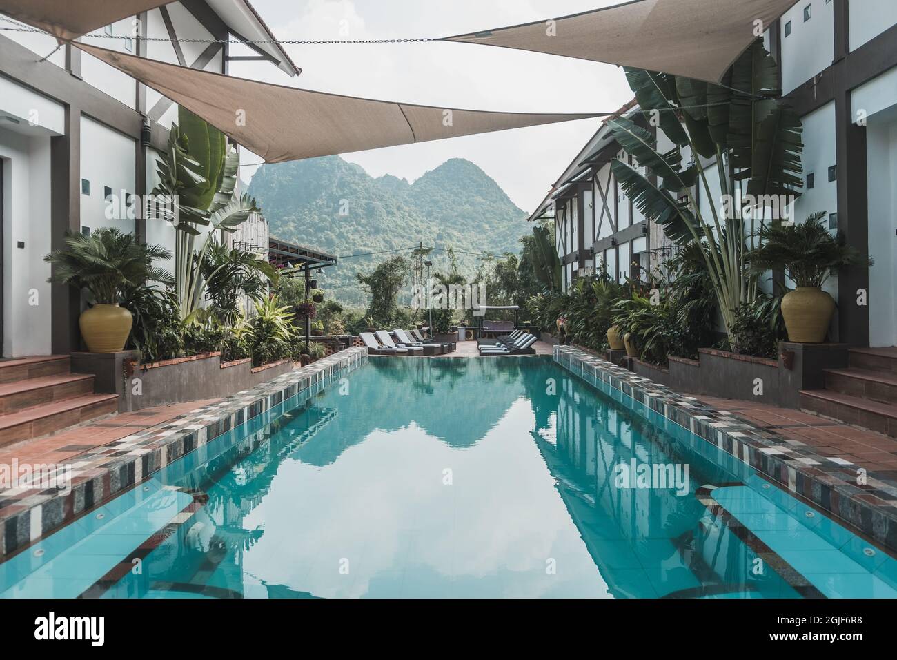 hotel boutique con piscina in Vietnam con vista sulle montagne. Acqua cristallina blu. Foto di alta qualità Foto Stock