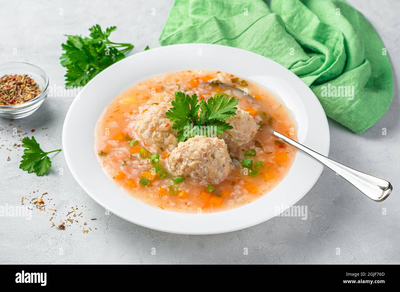 Zuppa con polpette di tacchino e riso con erbe fresche. Foto Stock