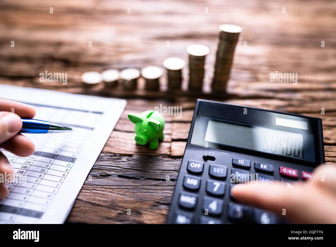 Piggybank Money Calculator. Assicurazione e tasse del contabile professionale Foto Stock