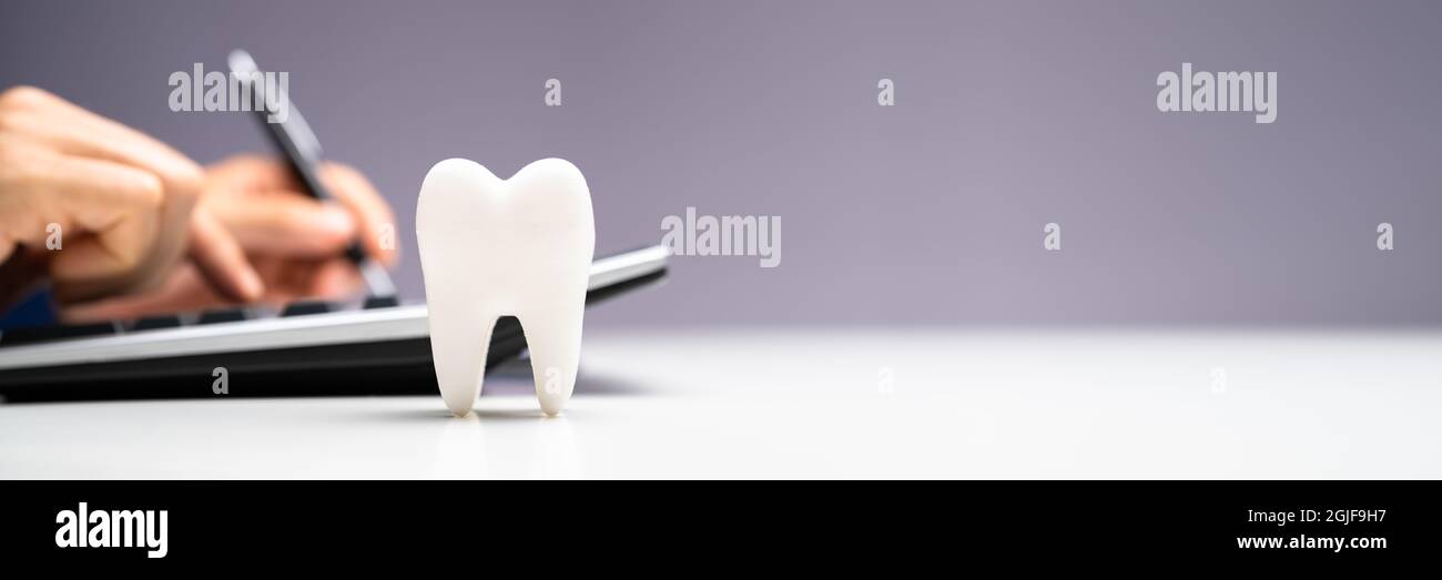 Denaro dentale e costo dentista. Assicurazione per impianti dentali Foto Stock