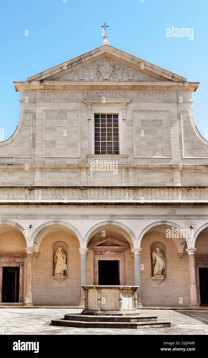 Abbazia di Montecassino - Italia - 29 agosto - 2021 - facciata della chiesa e chiostro Foto Stock