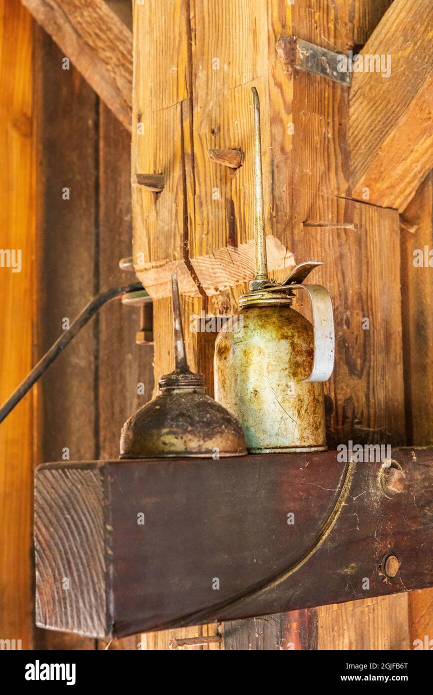 Stati Uniti, Washington state, Woodland. Lattine di petrolio al Cedar Creek Grist Mill. (Solo per uso editoriale) Foto Stock