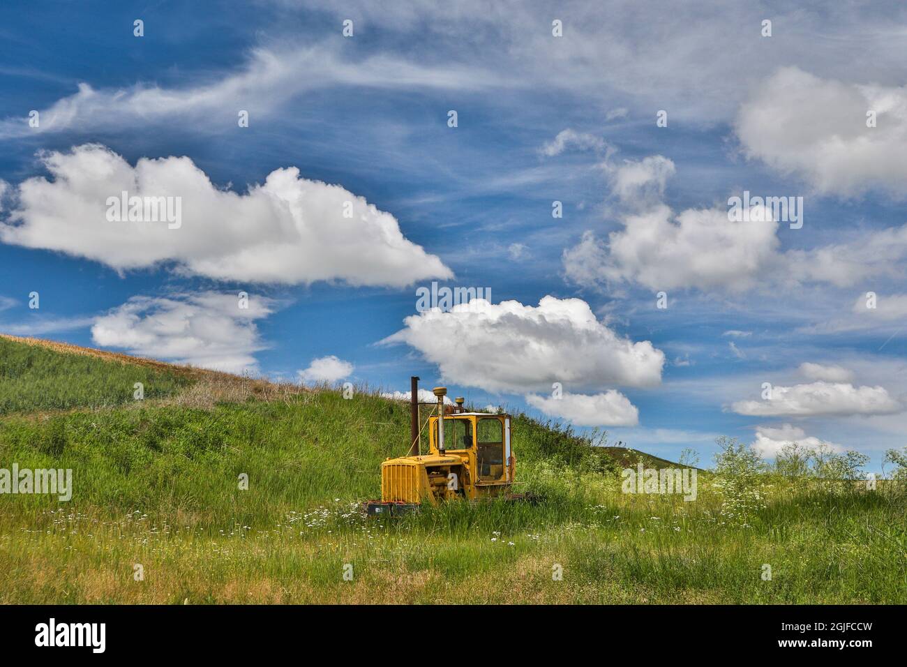Stati Uniti, Washington state, Palouse. Trattore in un campo a St. John. Foto Stock