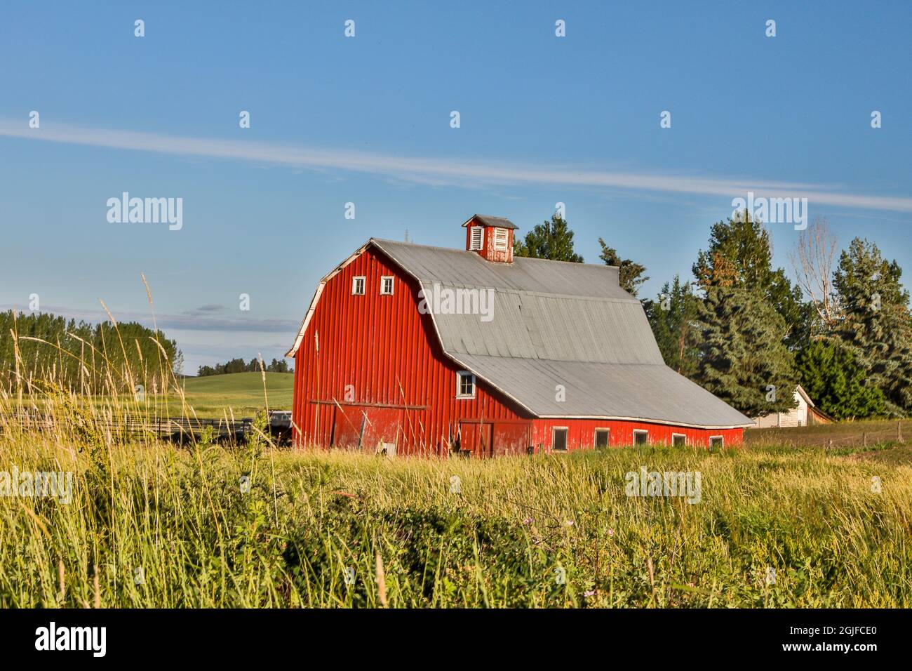 Stati Uniti, Washington state, Palouse. Granaio rosso a Oakesdale. Foto Stock