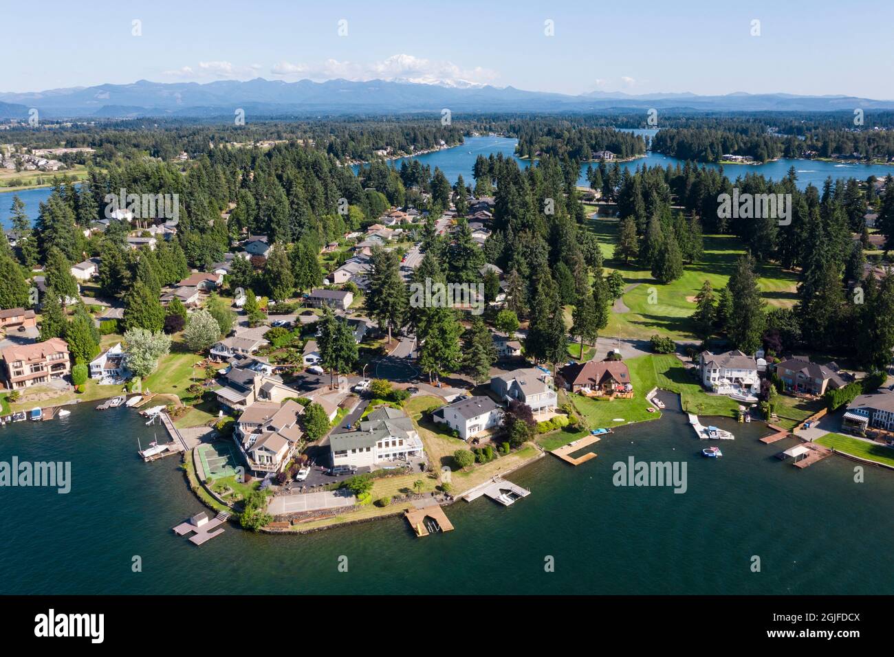 USA, Washington state, Lake Tapps. Case sul lungomare e barca nel lago. Foto Stock