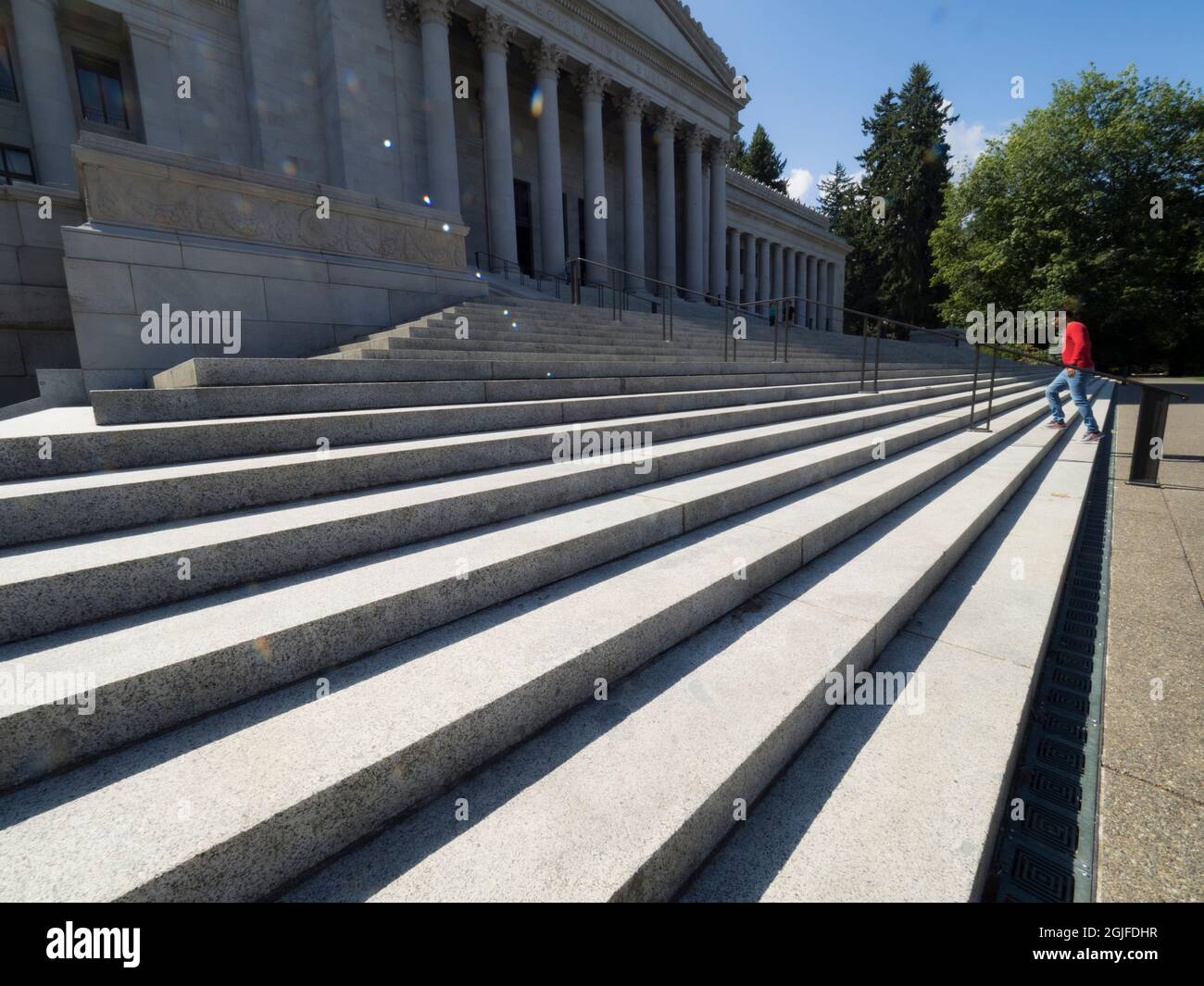 USA, Stato di Washington, Olympia, uomo che cammina su gradini all'ingresso del Washington state Capitol Foto Stock