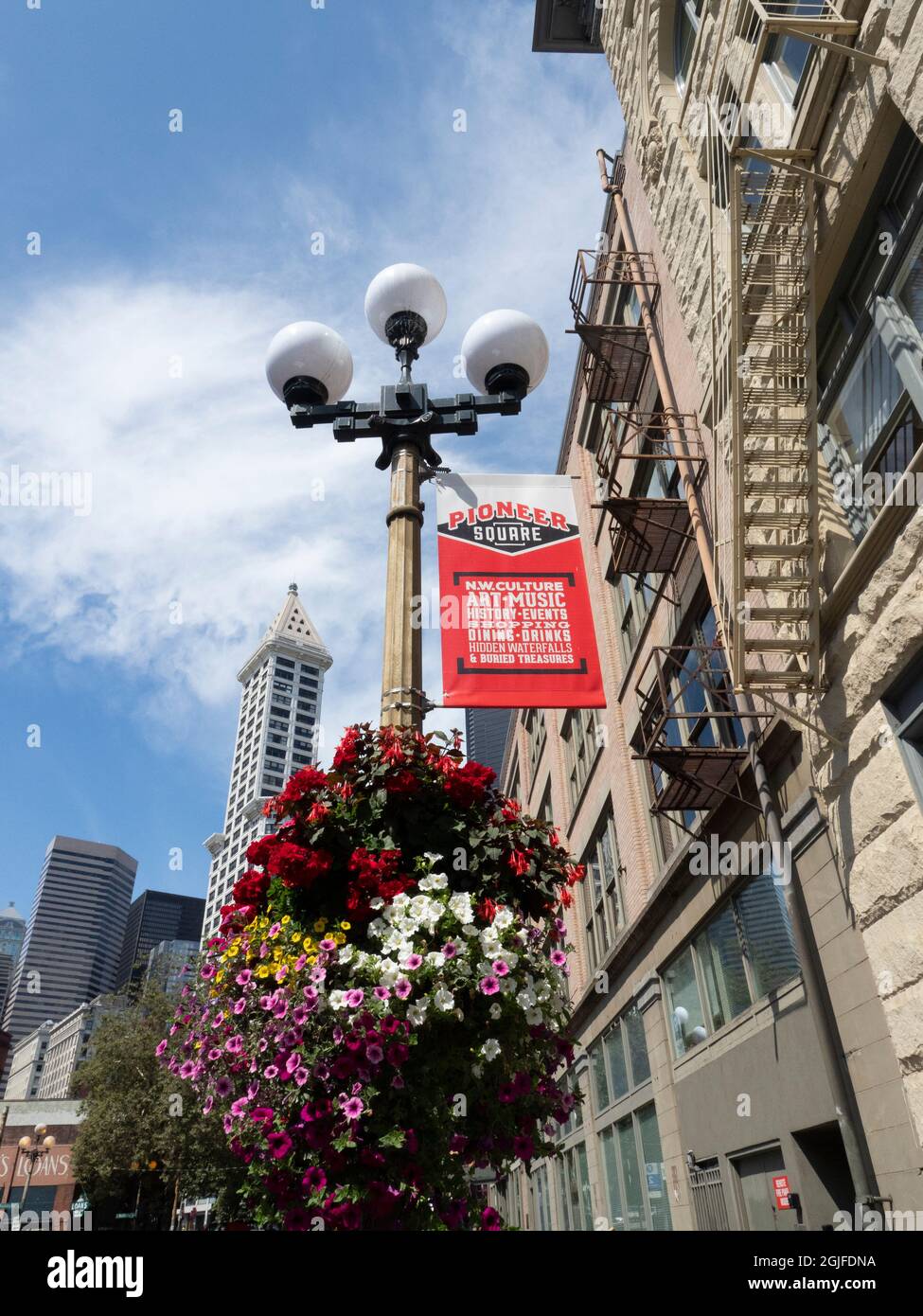 USA, Washington state, Seattle, Flower and Smith Tower nello storico quartiere di Pioneer Square (MR) Foto Stock