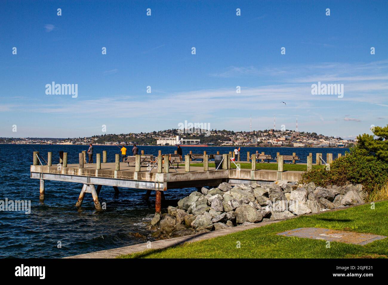 Alki Beach, West Seattle, Washington state. Pesca al largo di Alki Pier e guardando Seattle. Foto Stock