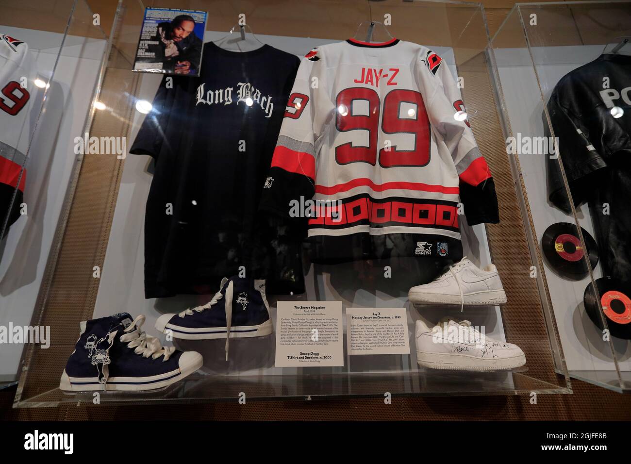 Gli artisti hip-hop Snoop Dogg e la T-shirt di Jay-Z, la maglia da hockey e le sneakers sono esposti nella Rock and Roll Hall of Fame.Cleveland.Ohio.USA Foto Stock