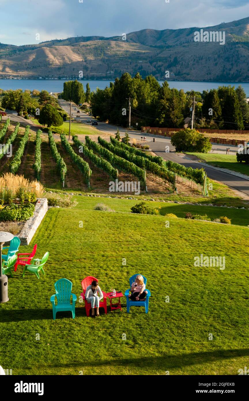 Stati Uniti, stato di Washington. Due donne si godono la festa del raccolto presso il vigneto Amos Rome. Foto Stock