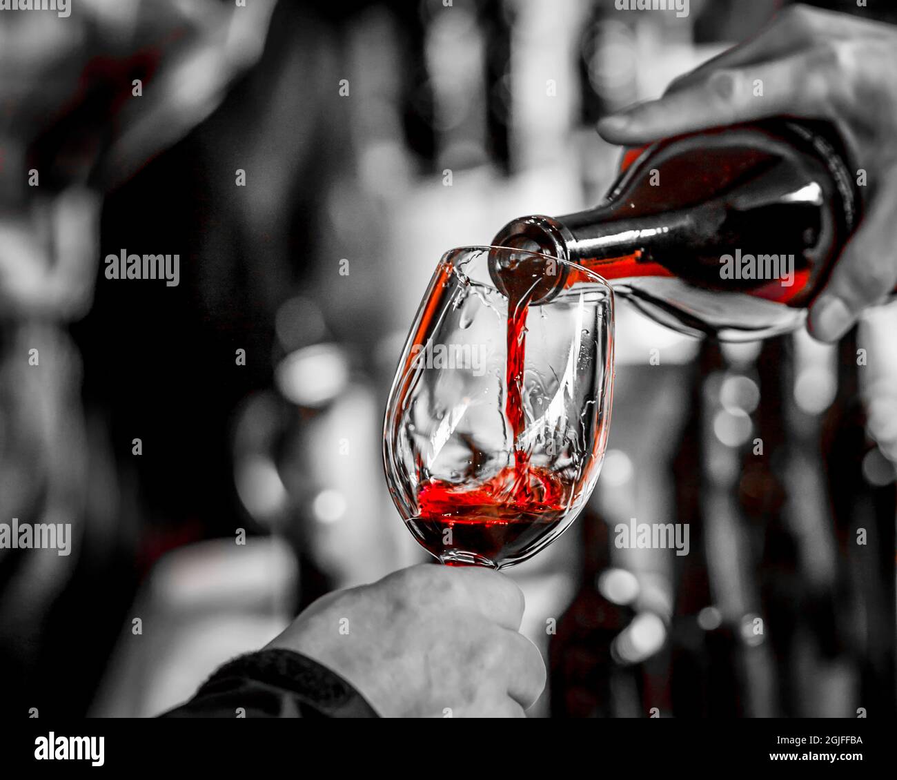 Stati Uniti, Washington state, Seattle. Vino rosso versato in un bicchiere di vino durante un evento di degustazione. Foto Stock