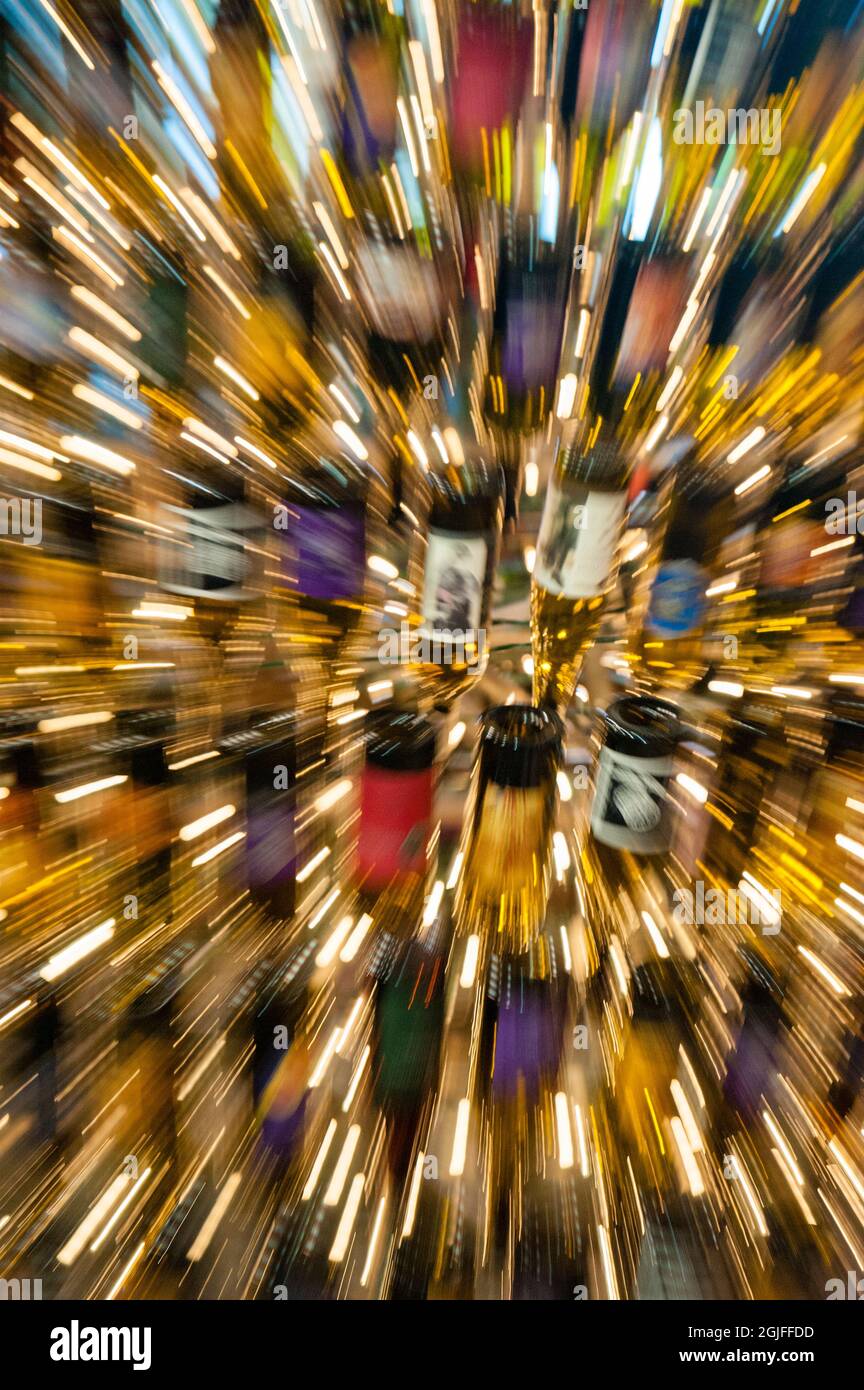 Stati Uniti, stato di Washington, Walla Walla. Ingrandimento e riduzione su un display di bottiglie di vino. Foto Stock