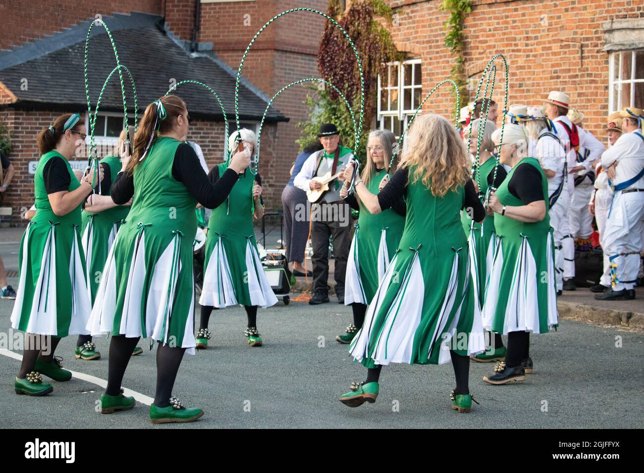 Ballo di grumi di quercia dei mendicanti alla danza del Corno di Abbots Bromley. Sono stati formati nel 1983 e sono una squadra mista di clog morris ballando nella tradizione del Nord Ovest. Foto Stock