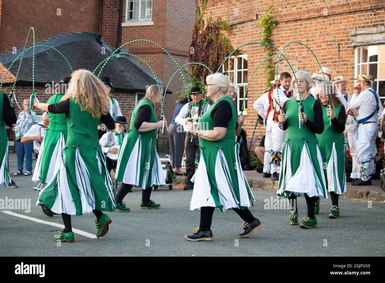 Ballo di grumi di quercia dei mendicanti alla danza del Corno di Abbots Bromley. Sono stati formati nel 1983 e sono una squadra mista di clog morris ballando nella tradizione del Nord Ovest. Foto Stock