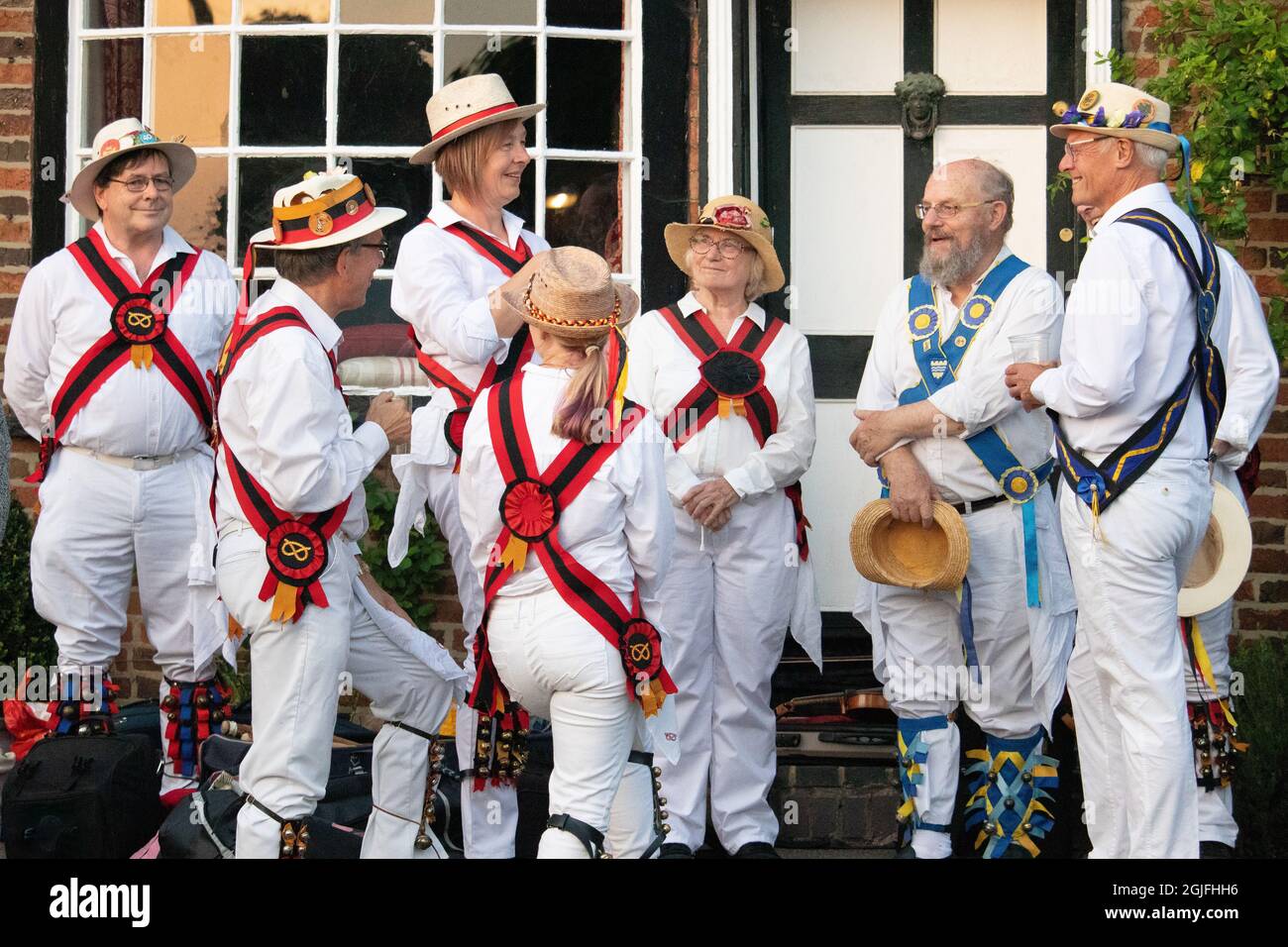 Le squadre Stafford Morris e Uttoxeter Heart of Oak Morris ballano insieme durante il festival Abbots bromley Horn il primo lunedì di settembre. Foto Stock